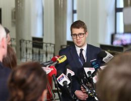 Informacja dyrektora generalnego kierującego gabinetem Marszałka Sejmu ws. mandatów poselskich Mariu...